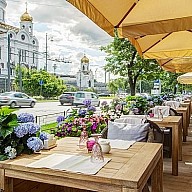 Летняя веранда ресторана в центре Москвы